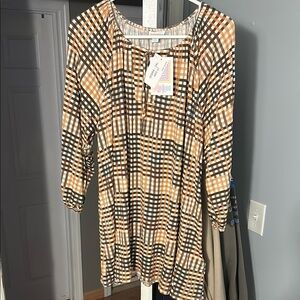 LuLaRoe Black and Cream Boxy 3/4 Sleeve Tunic